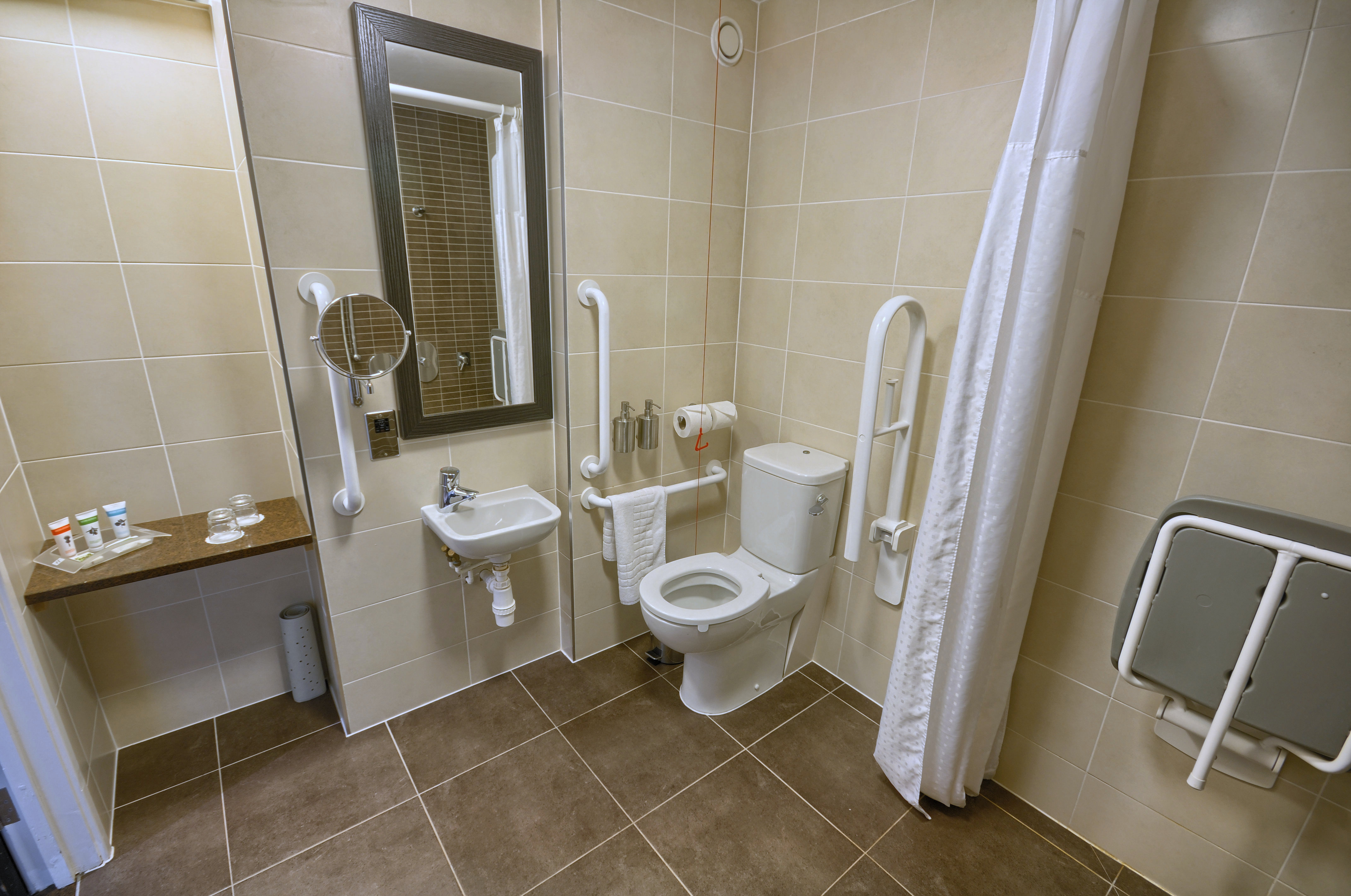 Holiday Inn London Gatwick - Worth, an IHG Hotel ,  RH10 4SS near Gatwick Airport View Point 2