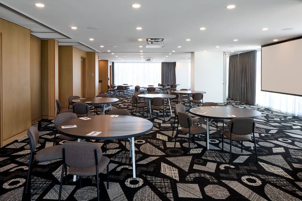 Courtyard By Marriott Laval 6