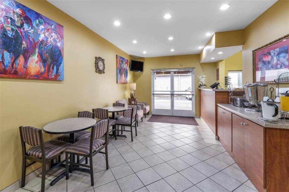 Econo Lodge Airport 7