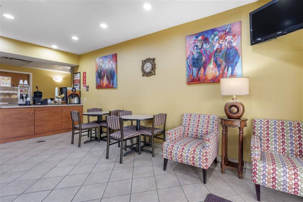 Econo Lodge Airport 5