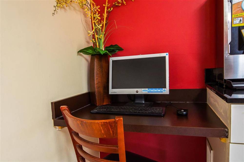 Econo Lodge Research Triangle Park 4