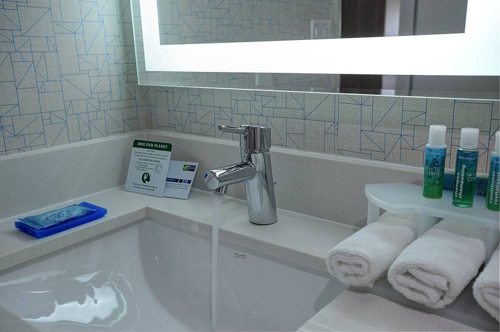 Holiday Inn Exp Stes Airport West