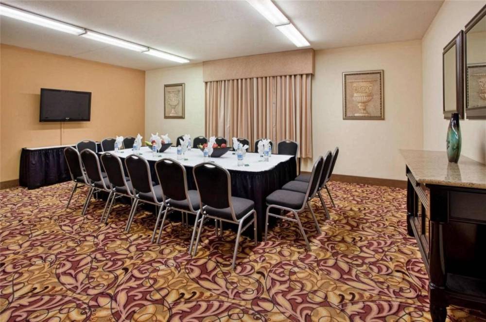 Pittsburgh Airport Inn And Suites
