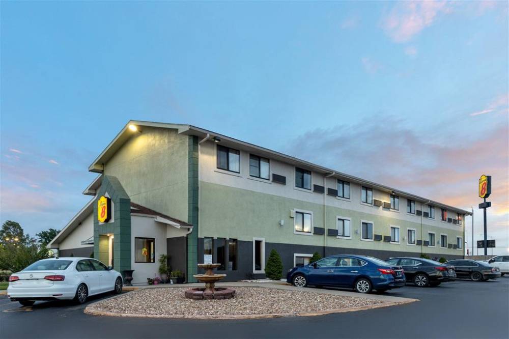 Super 8 By Wyndham Kansas City At Barry Road/airport