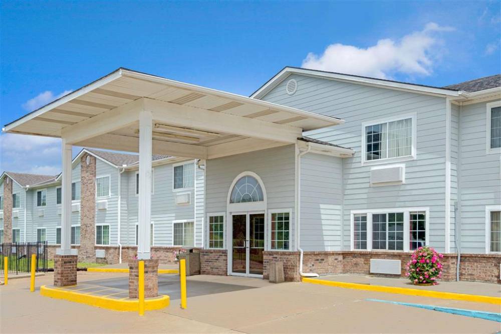 Super 8 By Wyndham Riverside/kansas City